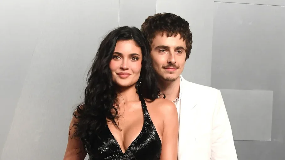 Kylie Jenner i përgjigjet thashethemeve për shtatzëni