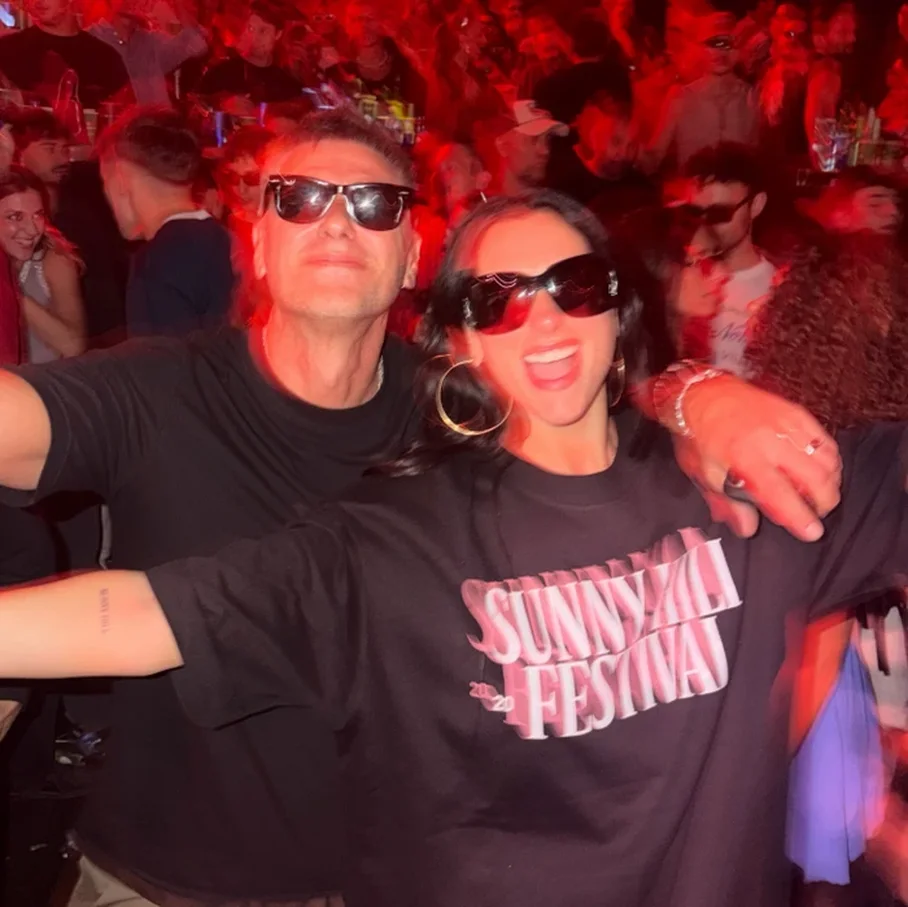 Dua Lipa mbyll 'Sunny Hill Festival' me një mesazh prekës: “Nuk ka fjalë për gëzimin dhe krenarinë që ndiejmë”