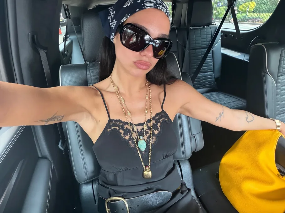 Dua Lipa, Gigi Hadid dhe Amelia Gray kanë të njëjtin aksesor të preferuar për verën