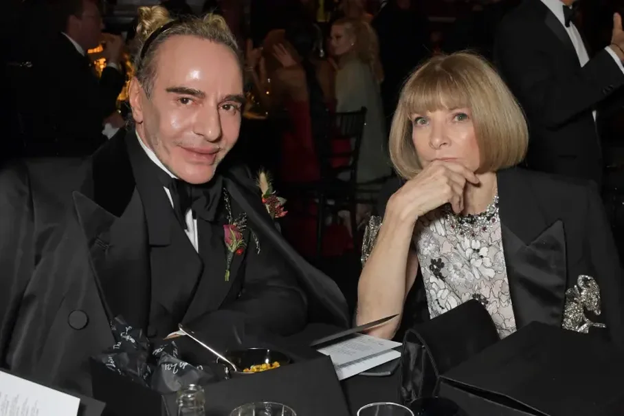 Tema me John Galliano hiqet nga ekspozita 'Met Gala 2027' pas reagimeve negative