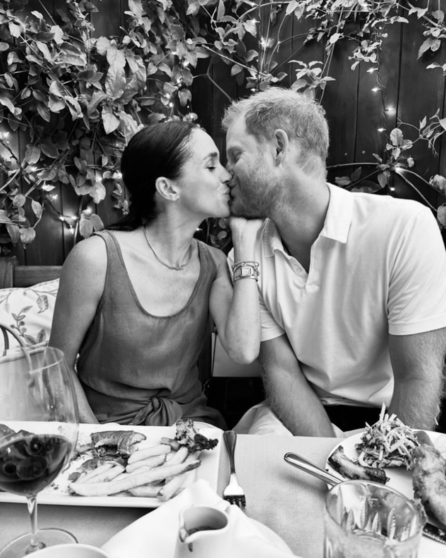 Pse Princi Harry dhe Meghan Markle po kthehen në Angli