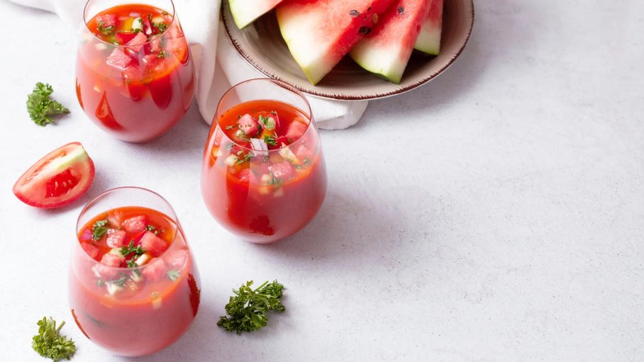 Gazpacho me shalqi: receta më freskuese e verës