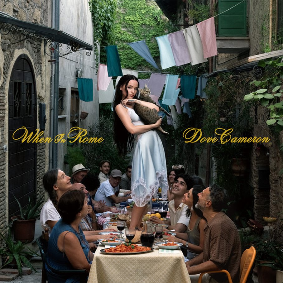 Dove Cameron publikon librin “When in Rome” dhe italianët nuk janë të lumtur