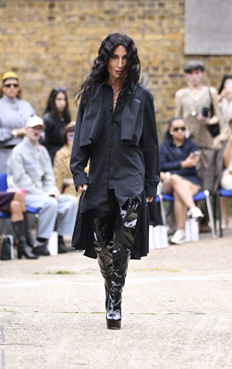 Elton Ilirjani pushton London Fashion Week me stilin e tij unik