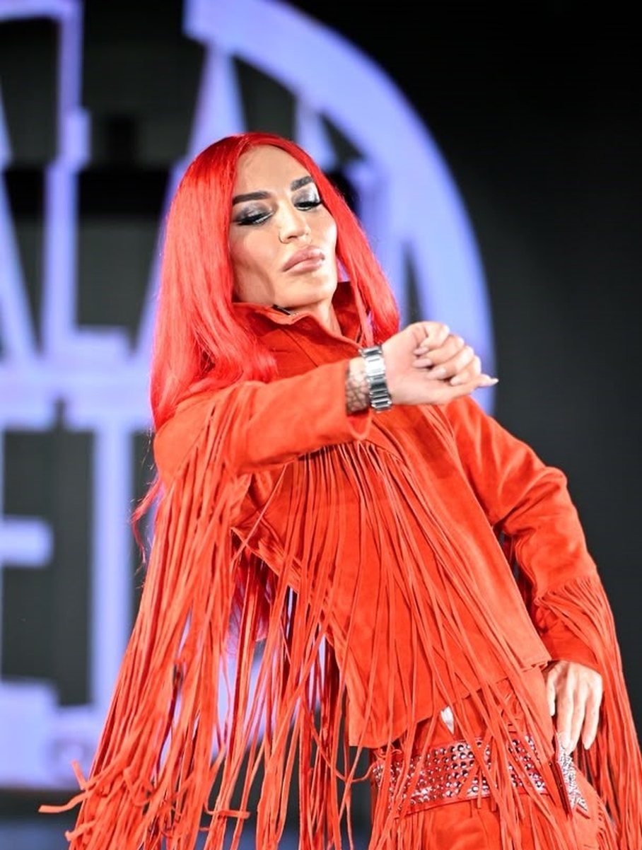 Elton Ilirjani mbyll NYFW mes ovacionesh, pesë sfilata dhe pesë versione të ndryshme në pasarelë