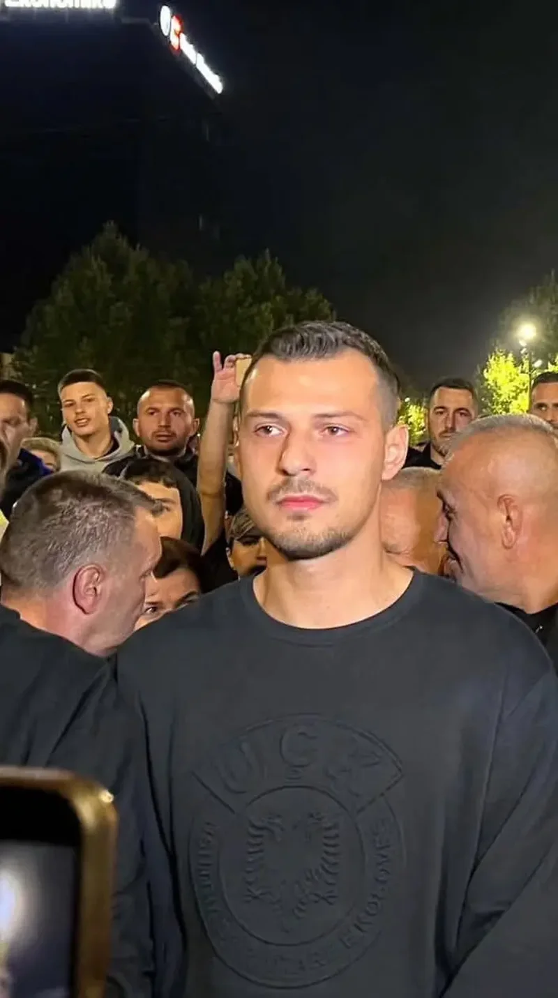 -800-0-1790163106xendrit-tha-i-nj-figur-e-re-n-tiktok-mes-protestave-p-r-babain-e-tij-1gnir3al-727.png