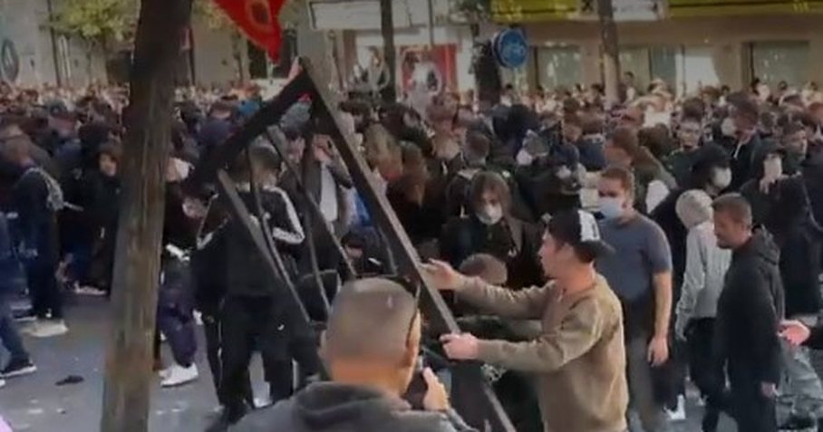 Studentët protestë para Ministrisë së Arsimit, shkulin edhe kangjellat në rrugë