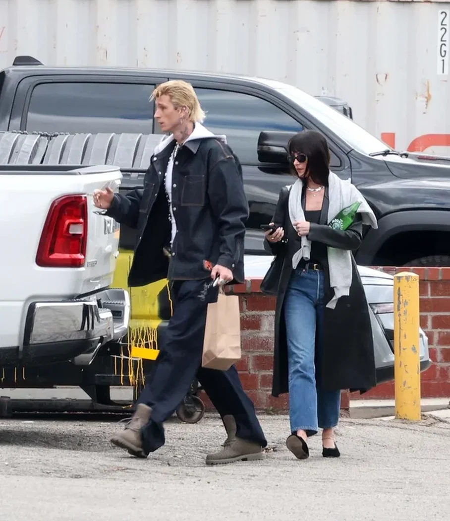 Dakota Johnson dhe Machine Gun Kelly shfaqen për herë të parë së bashku gjatë ditës
