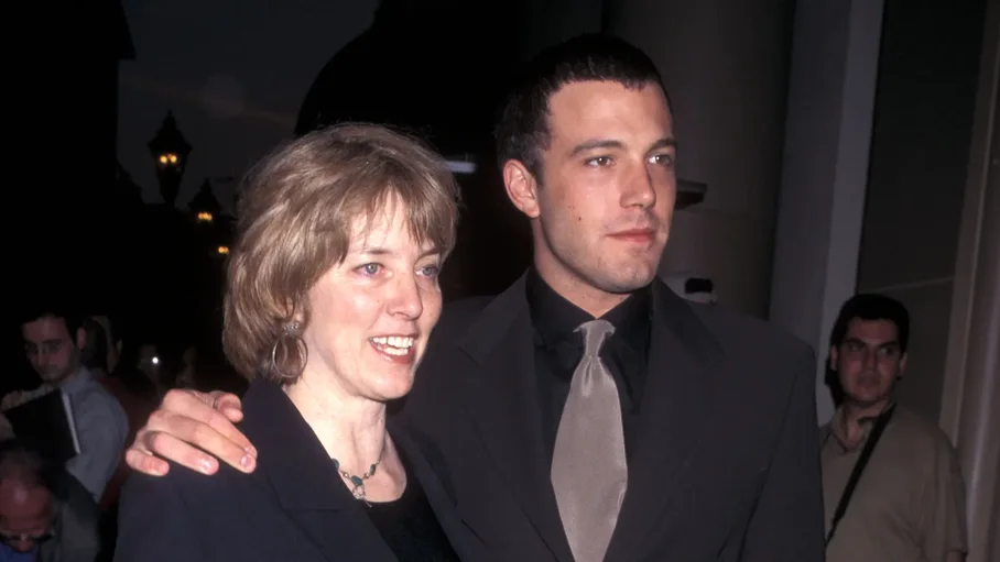 Ben Affleck kujton prindërit që i humbi brenda dy muajsh: “I merrja si të mirëqena sakrificat e nënës sime”