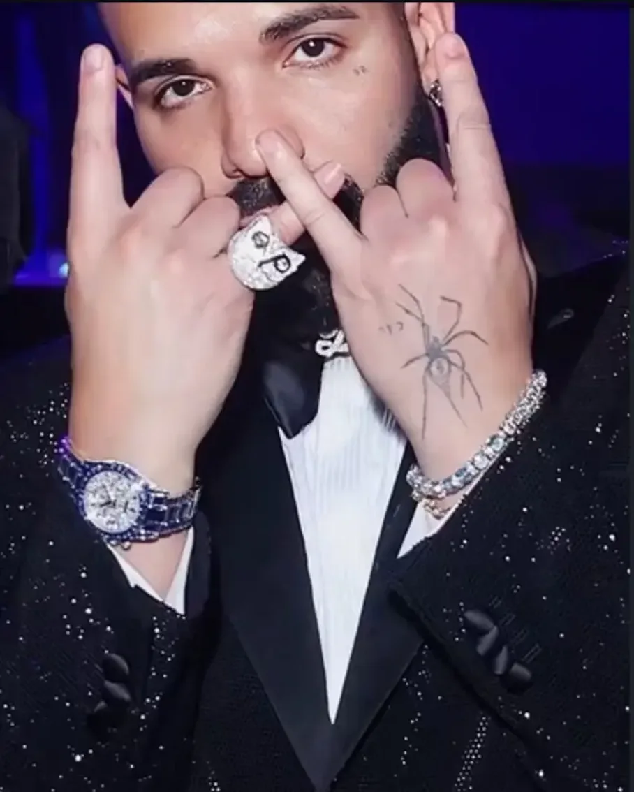 Drake feston 40-vjetorin me një byzylyk unik me diamante, dedikuar të birit Adonis
