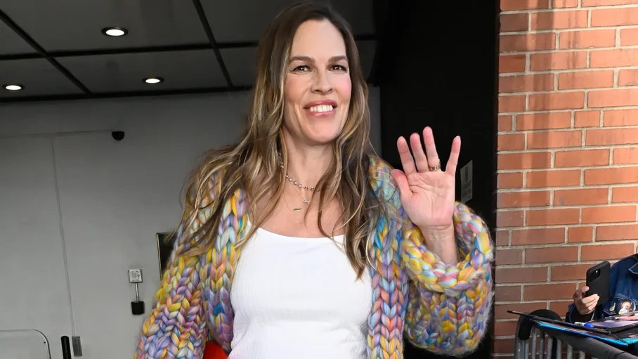 Hilary Swank shtatzënë në moshën 52-vjeçare: çfarë kujdesi kërkon shtatzënia pas të 50-ave?