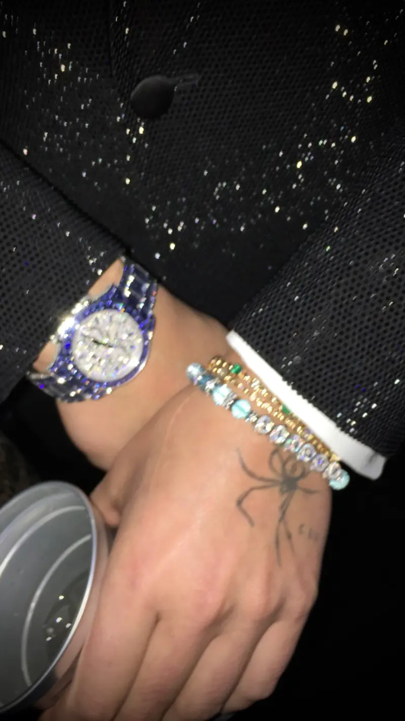 Drake feston 40-vjetorin me një byzylyk unik me diamante, dedikuar të