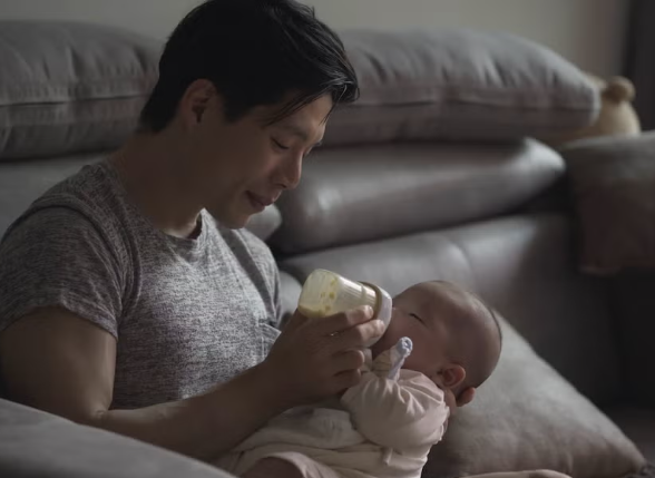 Spanja u njeh familjeve me nj&euml; prind deri n&euml; 32 jav&euml; leje pas