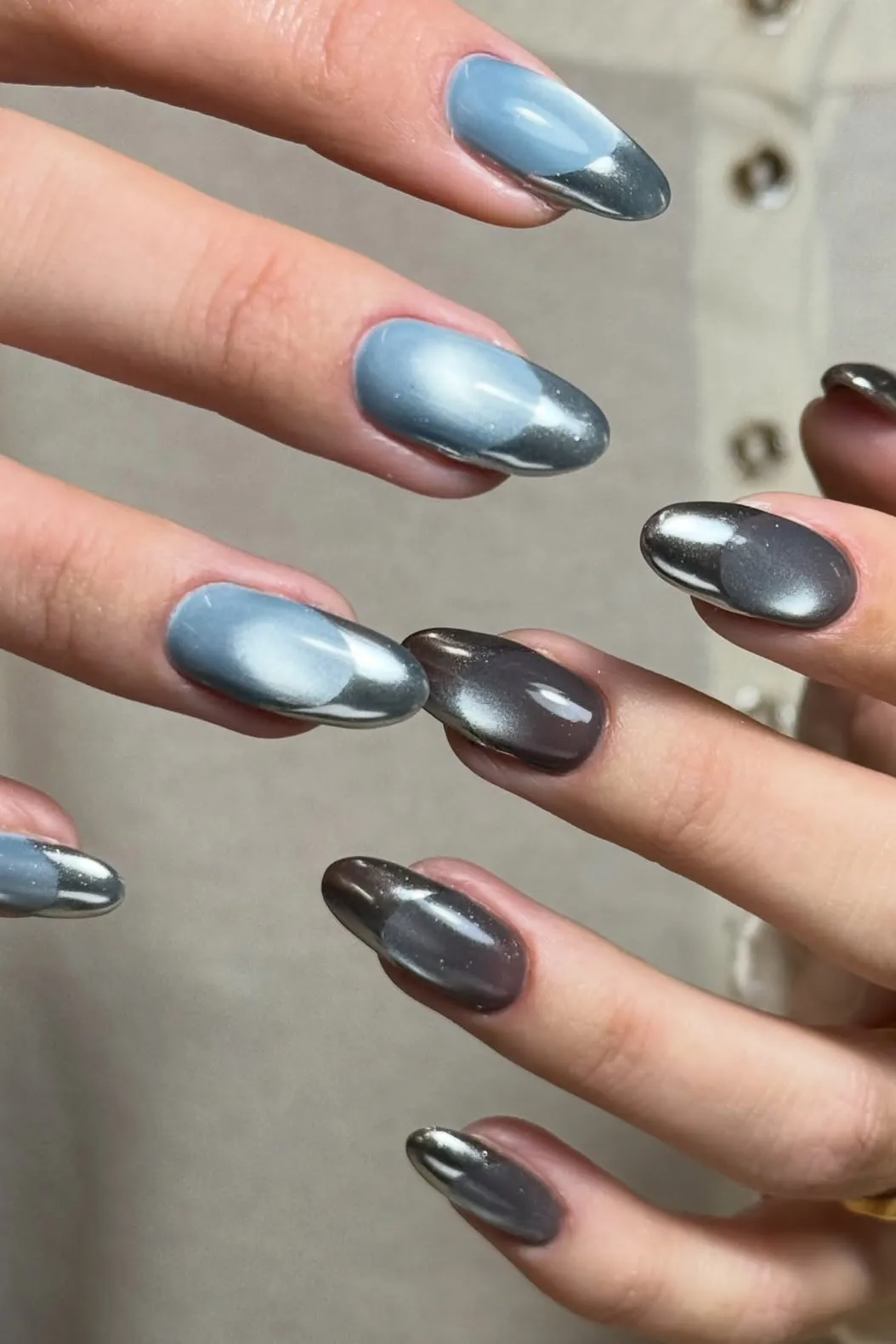 Velvet nails, manikyri me efekt kadifeje q&euml; po b&euml;het trendi m&euml; i
